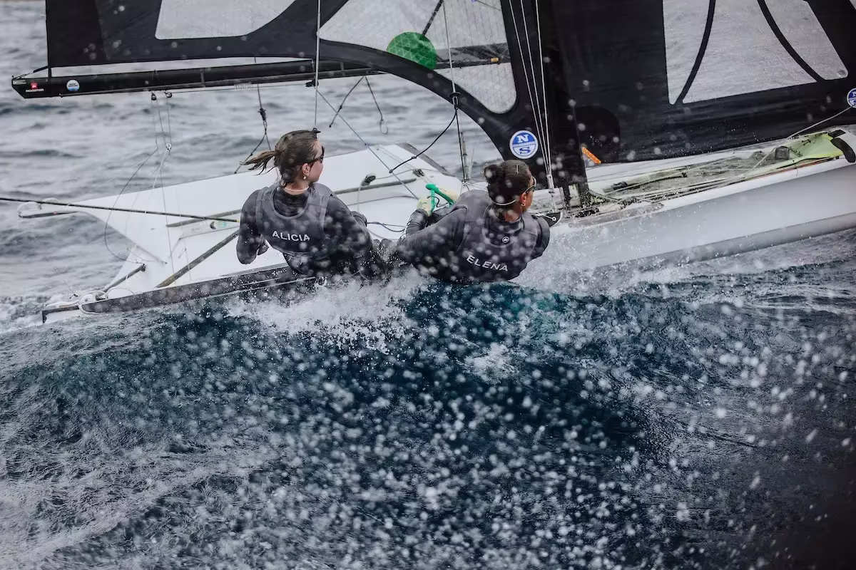 Formando Campeones en Vela: El Papel Crucial del Equipo Pluridisciplinar y el Reglamento